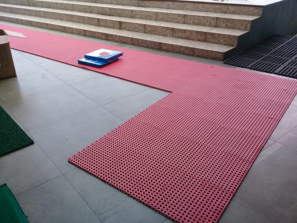 Rubber floor mats to prevent breakage of the floor