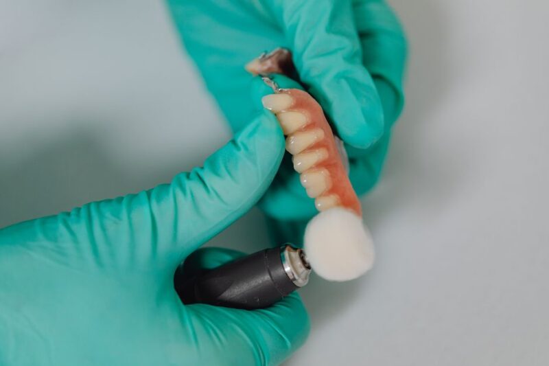 ¿Cuánto cuestan realmente los implantes dentales?