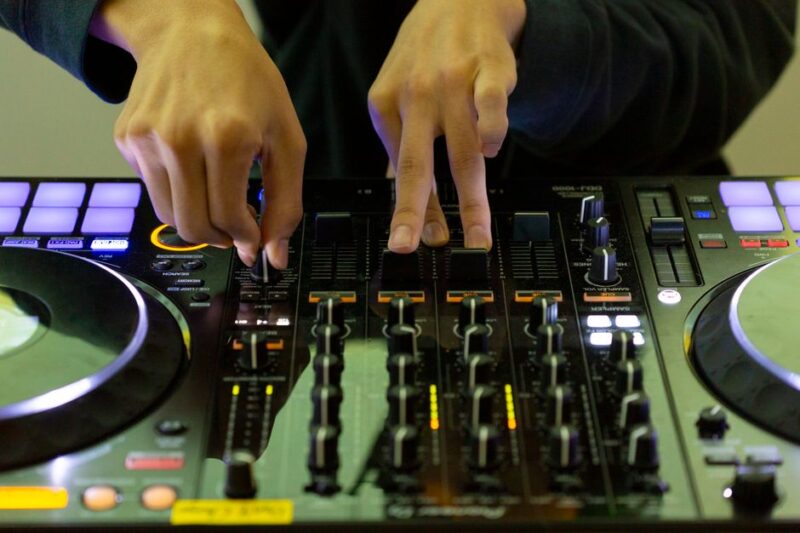 La música perfecta para tu boda: ¿Por qué elegir un DJ?