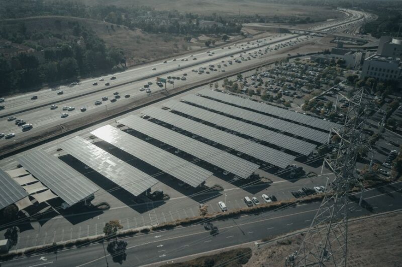 La revolución de los paneles solares industriales en la sostenibilidad energética