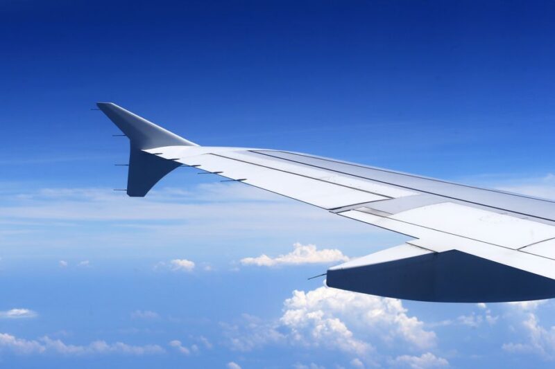 Descubre cómo encontrar vuelos baratos y viajar más